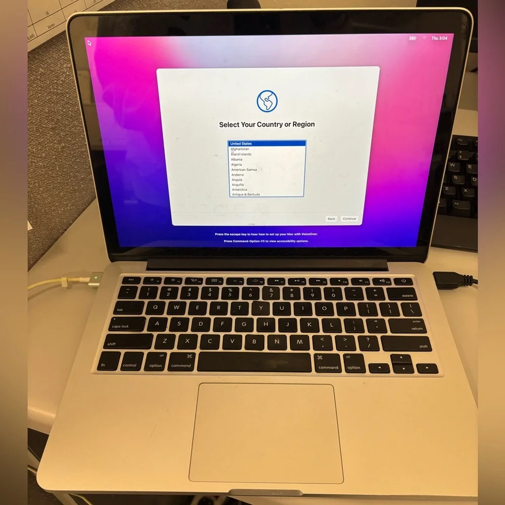 Apple MacBook Pro (13”) w/ charger & case